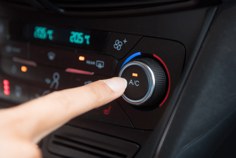 bouton climatisation d'une voiture